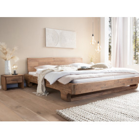 dřevěná postel z kartáčované akácie