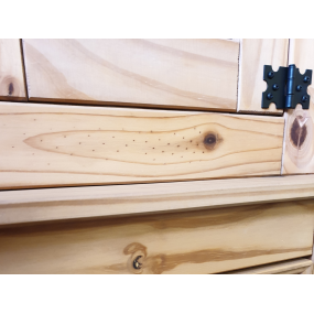 CORONA masiv detail vosk borovice dřevo tečky styl design